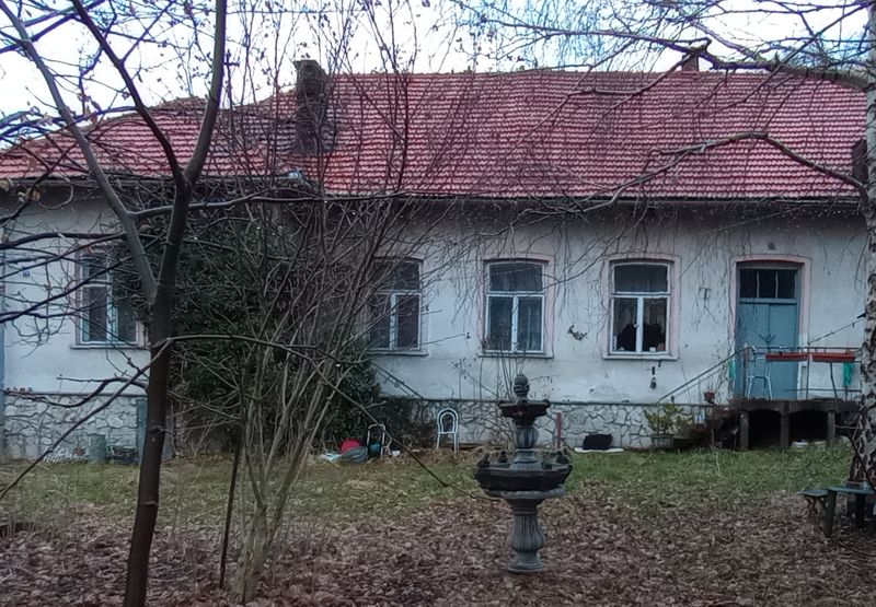 Dom przy murze cmentarnym
